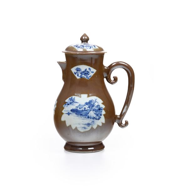 Caffettiera in porcellana a fondo marrone con scena paesaggistica entro riserva sagomata bianca e blu, Cina, XX secolo