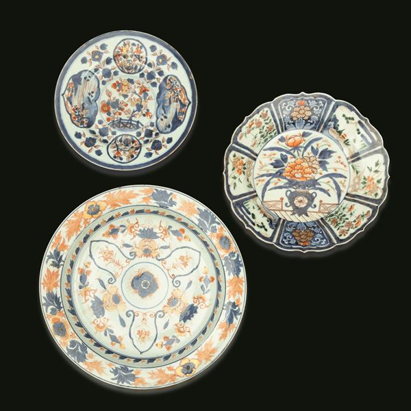 Lotto composto da tre piatti in stile Imari, Cina e Giappone, XVII e XIX secolo
