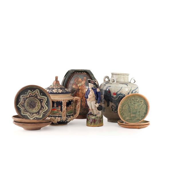 Lotto di vasi, piatti e altri contenitori in ceramica policroma