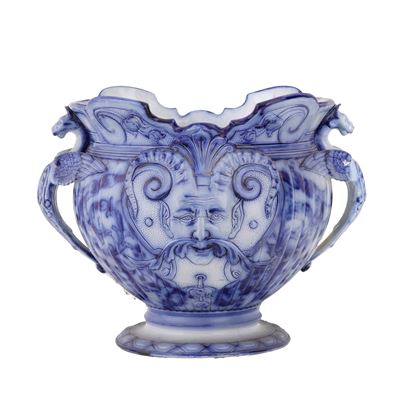 Ceramica invetriata, Grande vaso biansato con decoro monocromo e anse a foggia di grifoni