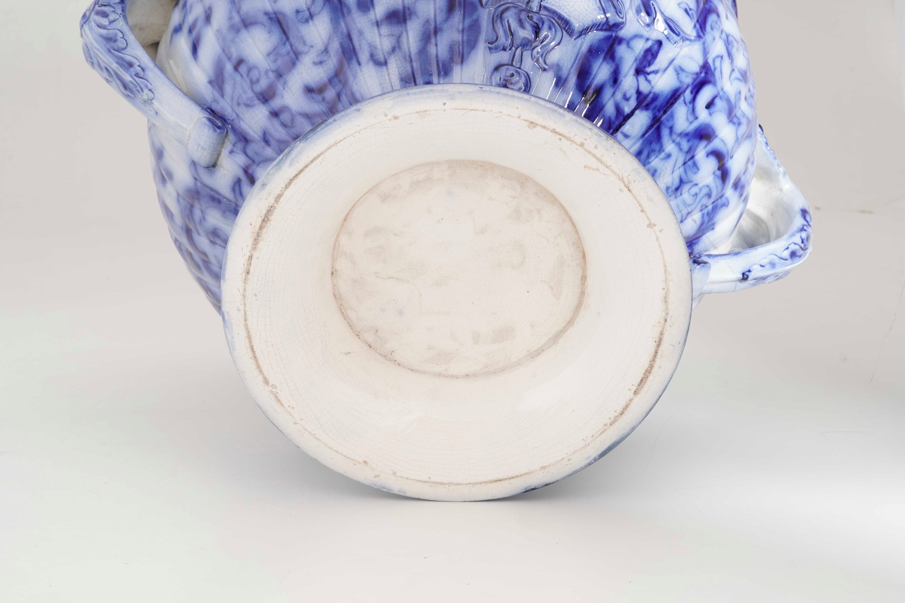 Ceramica invetriata, Grande vaso biansato con decoro monocromo e anse a foggia di grifoni