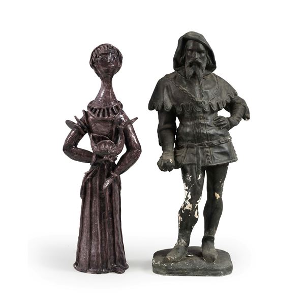 Una figura femminile in ceramica e una statuetta, presumibilmente di Robin Hood, in gesso a patina verde