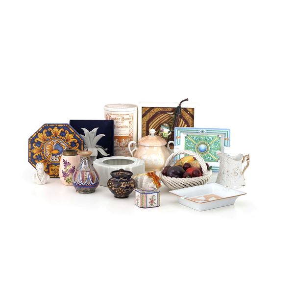 Lotto di piatti, vasetti, contenitori e altri oggetti decorativi in ceramica
