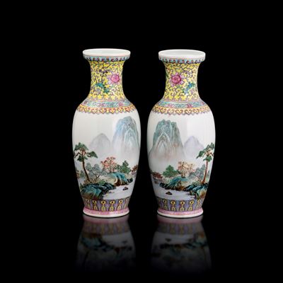 Coppia di Vasi in Porcellana Famiglia Rosa a Soggetto Paesaggistico e Decori Floreali, Cina, XX S...