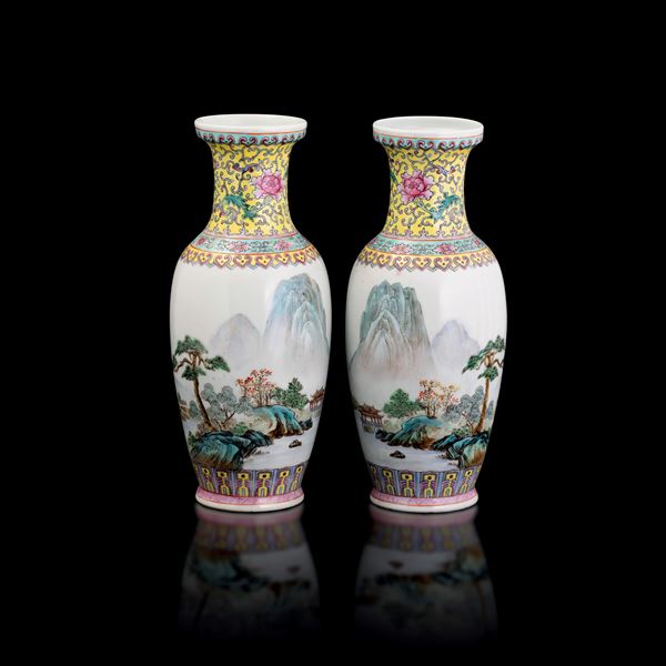 Coppia di vasi in porcellana Famiglia Rosa a soggetto paesaggistico e decori floreali, Cina, XX secolo