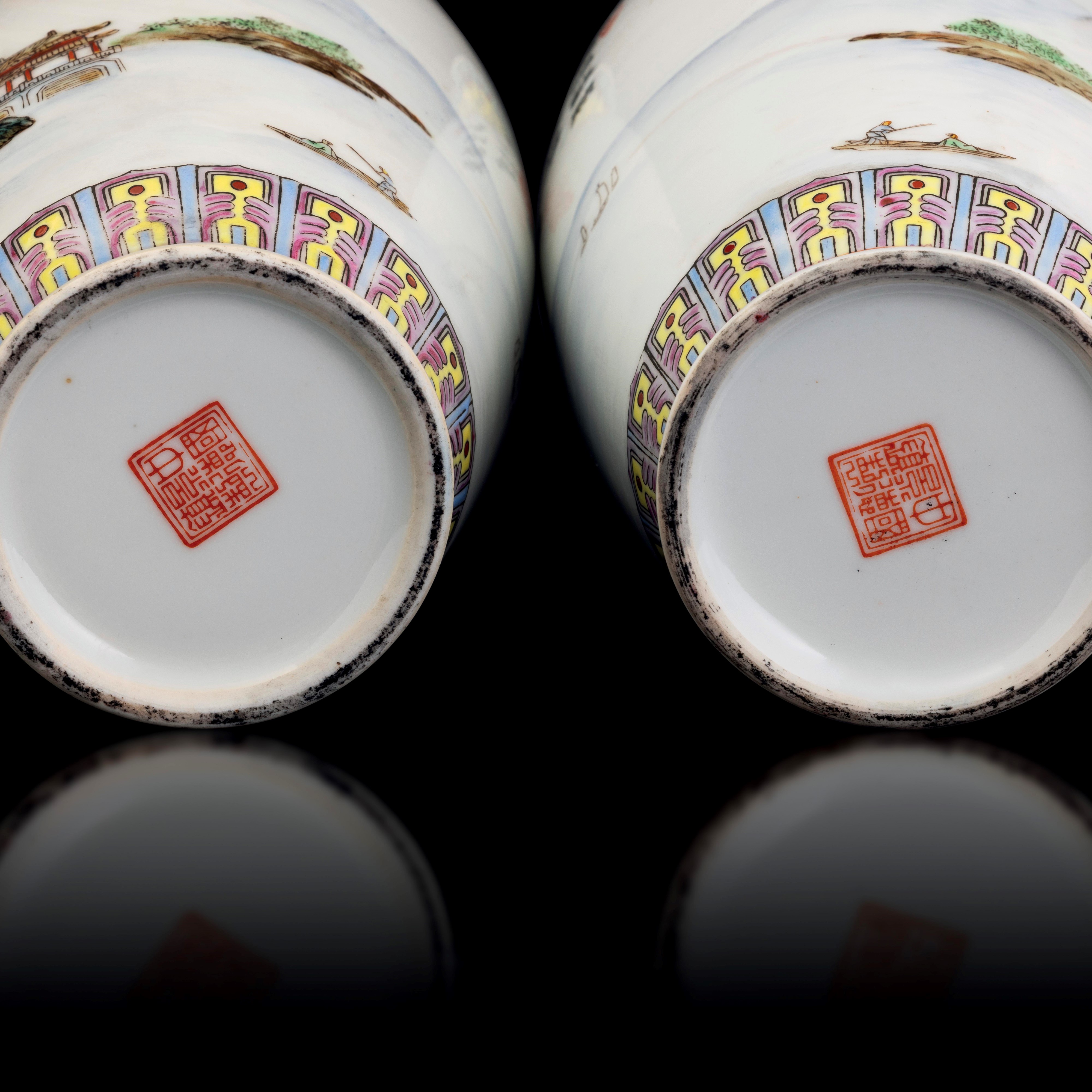 Coppia di Vasi in Porcellana Famiglia Rosa a Soggetto Paesaggistico e Decori Floreali, Cina, XX S...