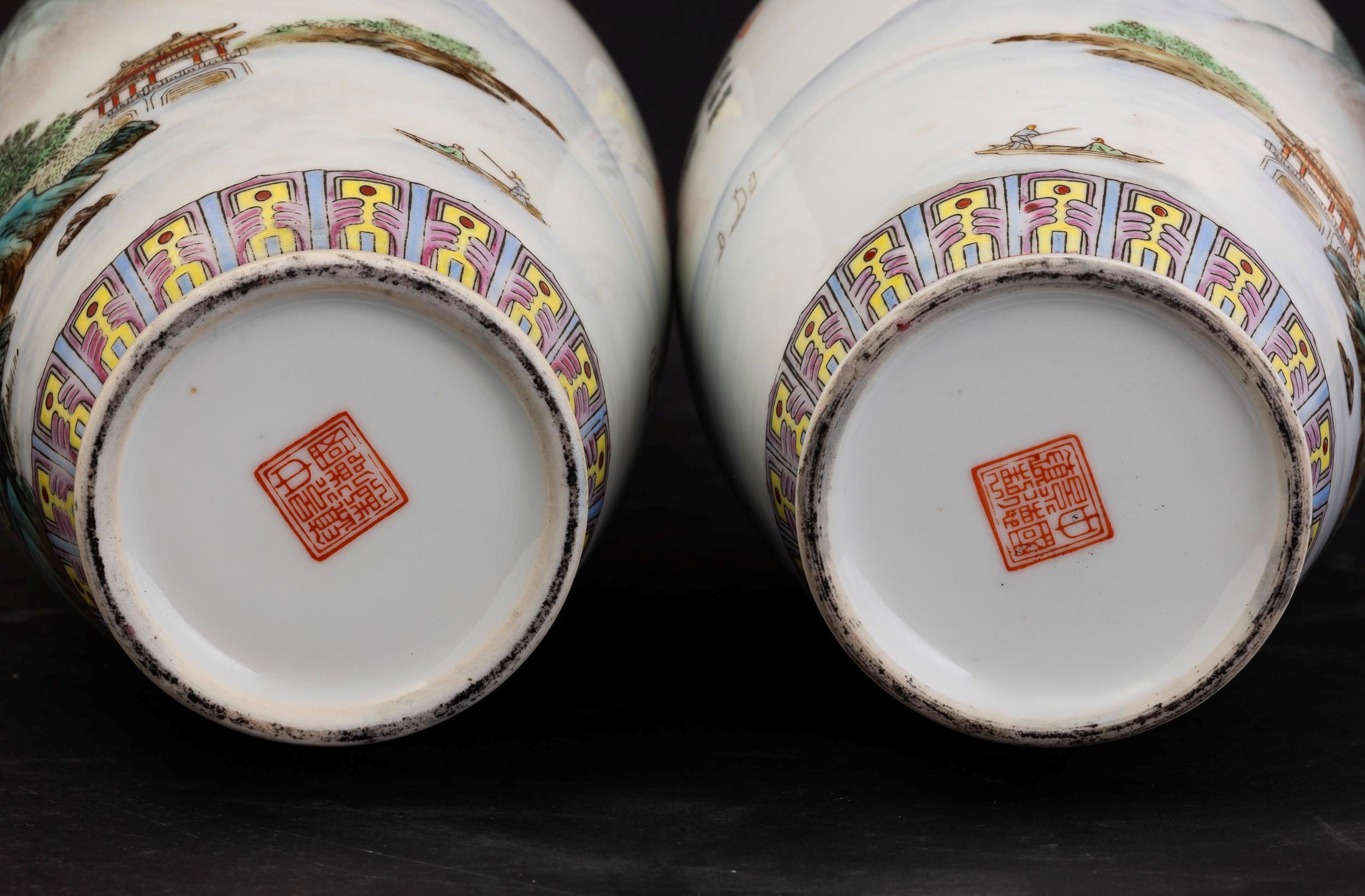 Coppia di Vasi in Porcellana Famiglia Rosa a Soggetto Paesaggistico e Decori Floreali, Cina, XX S...