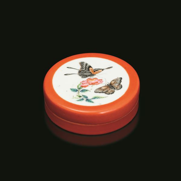 Porcelain box with coral ground depicting a naturalistic scene with butterflies, China, Qing Dynasty, Yongzheng period (1723-1735)