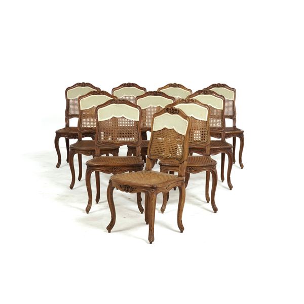 Gruppo di dieci sedie in legno intagliato. Francia, XVIII secolo