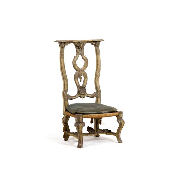 Sedia-inginocchino in legno intagliato, laccato e argentato. Italia settentrionale, XVIII secolo
