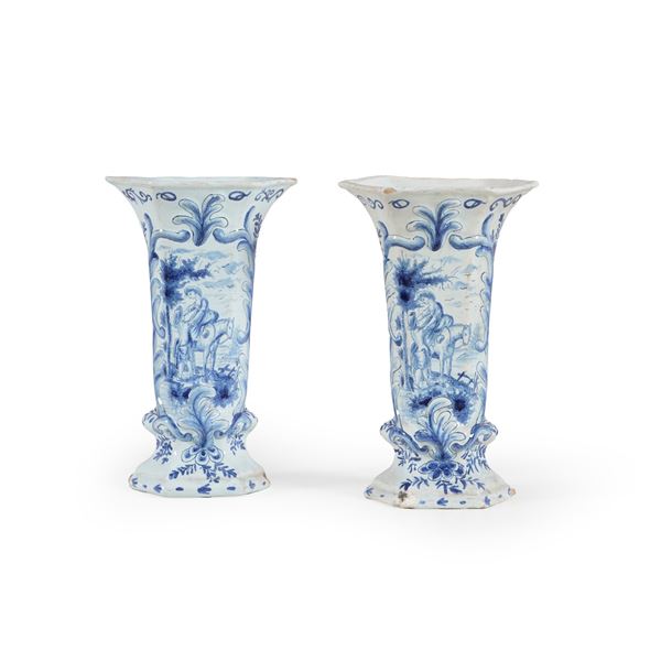 Coppia di vasi a tromba.<BR>Delft, Manifattura De Paeuw, XIX o XX secolo.