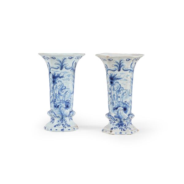 Coppia di vasi a tromba. Delft, Manifattura De Paeuw, XIX o XX secolo.