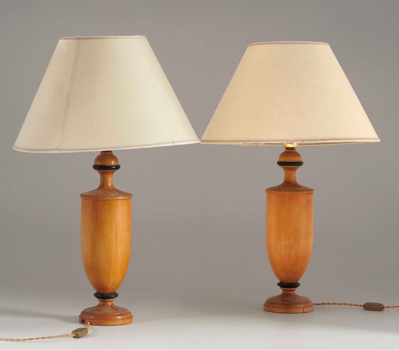 Coppia di abat-jour in legno tornito. XX secolo  - Auction Antiques - Cambi Casa d'Aste