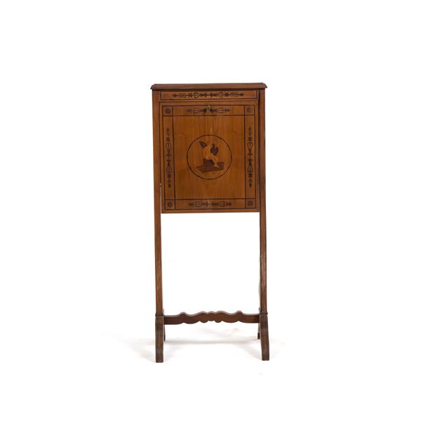 Piccolo scrittoio portatile in legno intarsiato