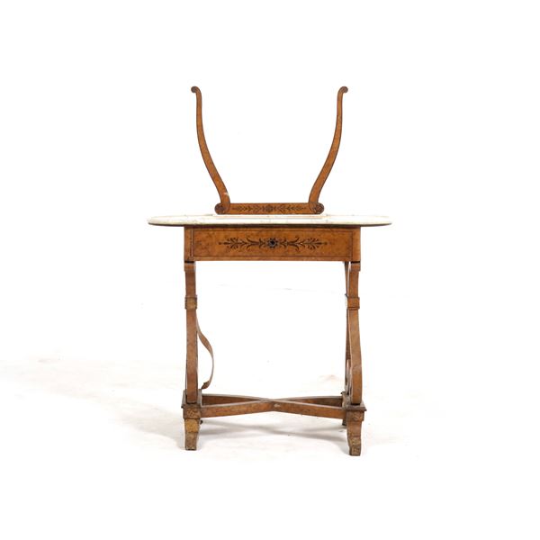 Toilette in legno lastronato e intarsiato