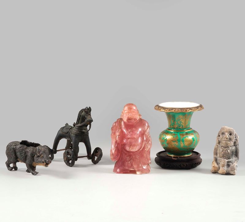 Lotto composto da due statuine in pietra più due animali in metallo e un vaso  - Asta Antiquariato - Cambi Casa d'Aste