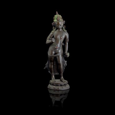 Figura di Buddha Stante in Bronzo su Doppio Fiore di Loto e Dettagli Policromi, Cina, Dinastia Qi...