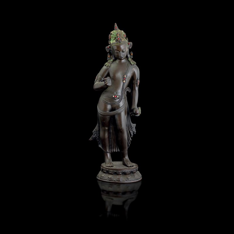 Bronze standing Buddha figure on double lotus flower with polychrome details, China, Qing Dynasty (1644-1912)  - Auction Fine Asian Works of Art - Cambi Casa d'Aste