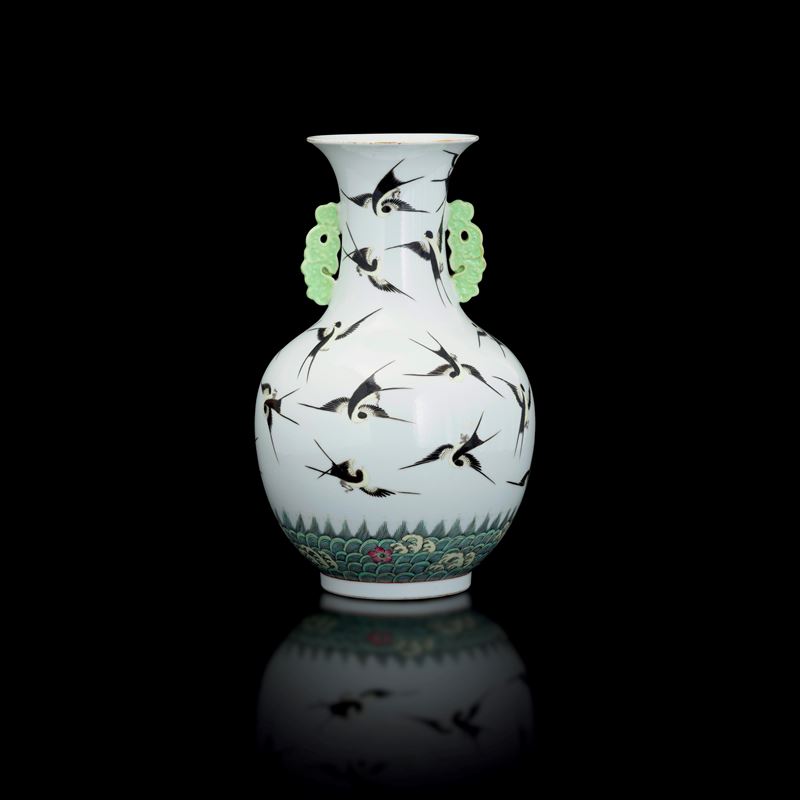 Vaso in porcellana Famiglia Verde biansato raffigurante uccelli, Cina, Dinastia Qing, XX secolo  - Auction Fine Asian Works of Art - Cambi Casa d'Aste