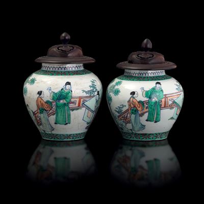 Coppia di Vasi in Porcellana Raffigurante Scena di Corte, Cina, Dinastia Qing, XIX Secolo