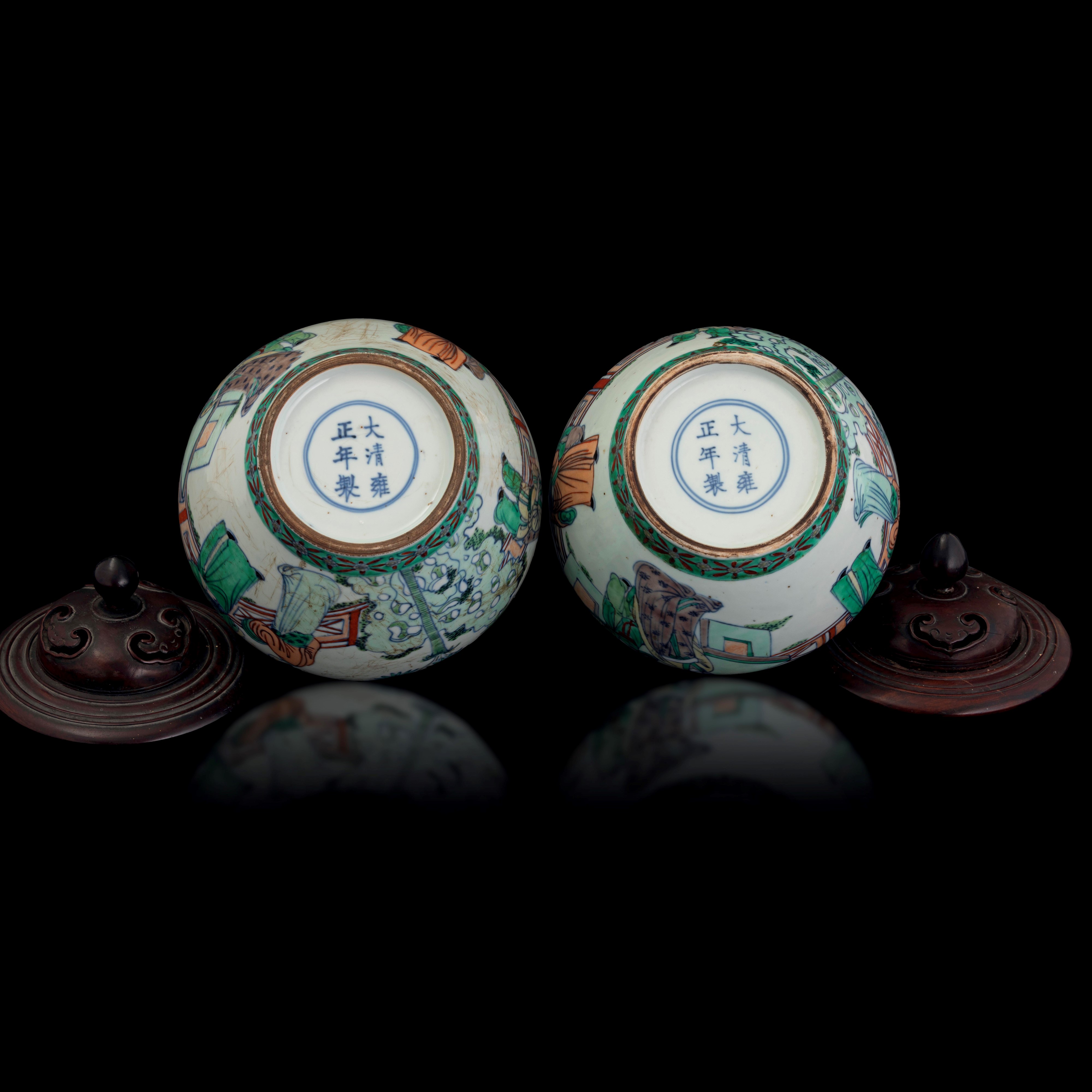 Coppia di Vasi in Porcellana Raffigurante Scena di Corte, Cina, Dinastia Qing, XIX Secolo