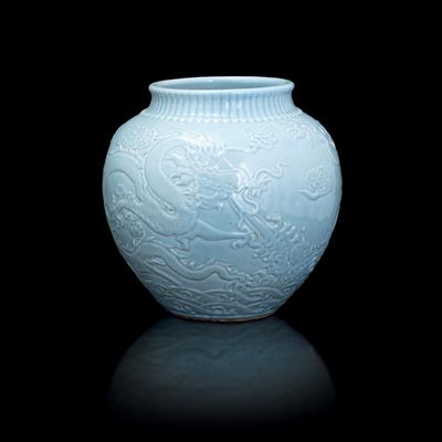 Vaso in Porcellana a Fondo Celeste con Draghi a Rilievo, Dinastia Qing, Probabilmente Marchio e d...