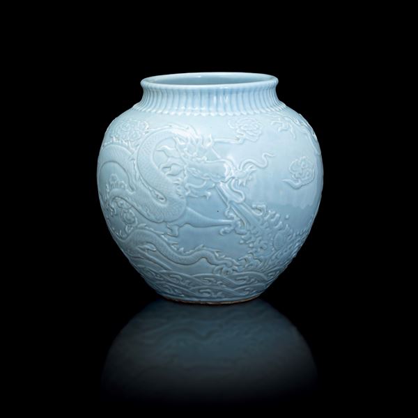 Porcelain vase with blue background and dragons in relief, Qing Dynasty, probably marked and from the Guangxu period (1875-1908)