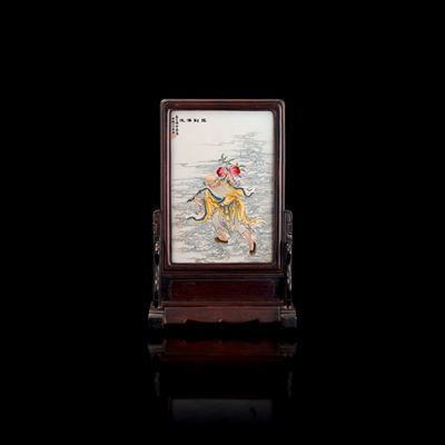 Placca in Porcellana Famiglia Rosa Raffigurante Figura di Saggio con Iscrizioni, Cina, Repubblica