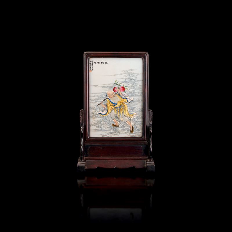 Placca in porcellana Famiglia Rosa raffigurante figura di saggio con iscrizioni, Cina, Repubblica  - Asta Fine Asian Works of Art - Cambi Casa d'Aste