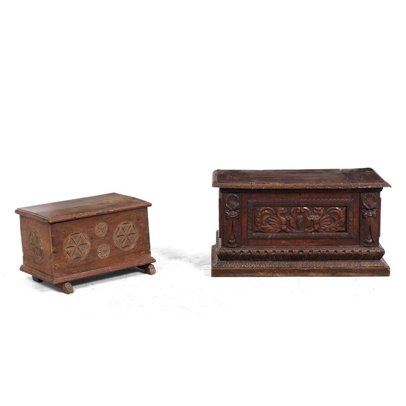 Piccola cassapanca intagliata in stile rinascimento e una diversa  - Asta Antiquariato - Cambi Casa d'Aste