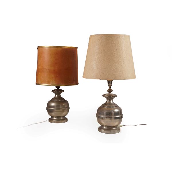 Coppia di abat jour in metallo argentato. XX secolo