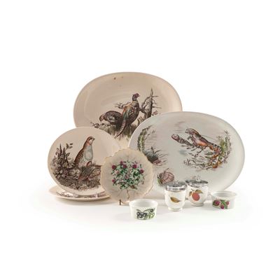 Miscellanea di oggetti in ceramica, vassoi, piatti e ciotoline con decorazioni fitomorfe e zoomor...