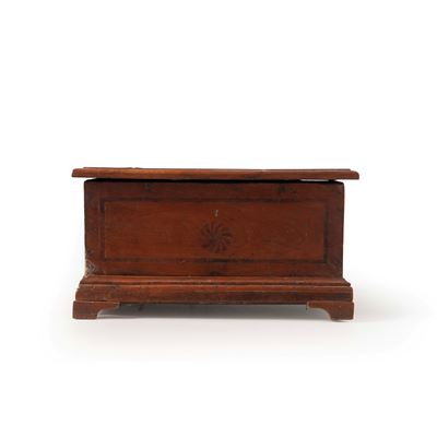 Modello di cassapanca in legno filettato e intarsiato, cm 55X24X30