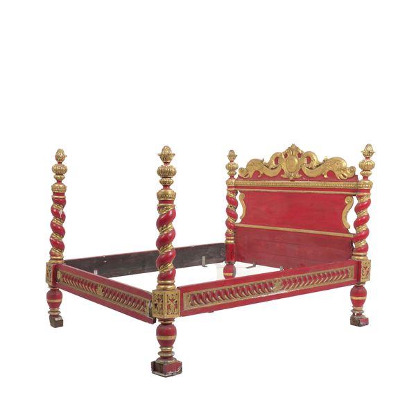 Letto matrimoniale in legno laccato rosso e oro