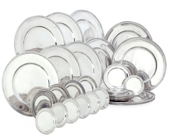 Set composto da dodici piatti, 12 piattini da pane e 12 sottobicchieri. Argenteria italiana del XX secolo. Argentiere Mario Locchi, Roma per Maison Bulgari