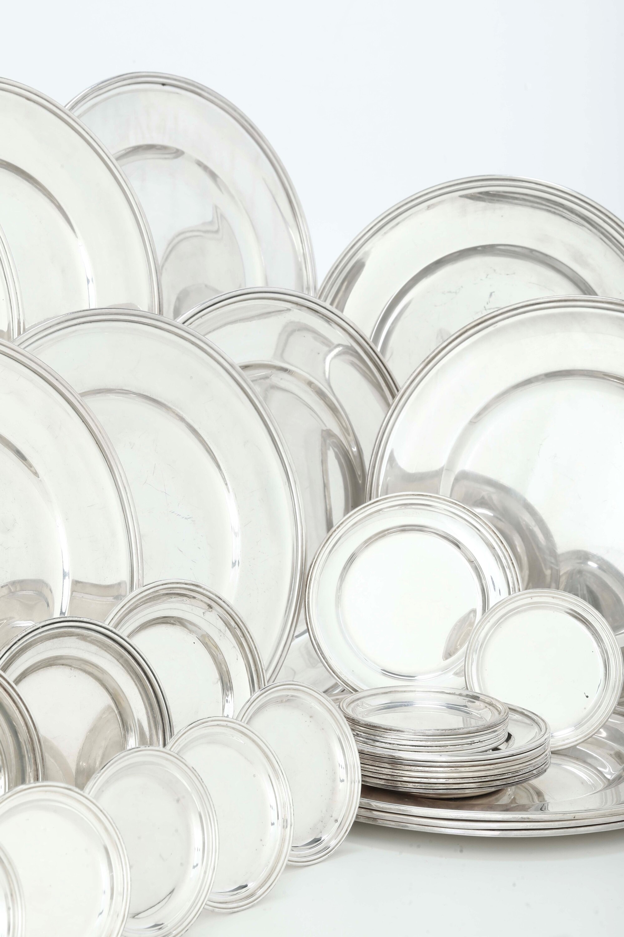 Set Composto da Dodici Piatti, 12 Piattini da Pane e 12 Sottobicchieri. Argenteria Italiana del X...