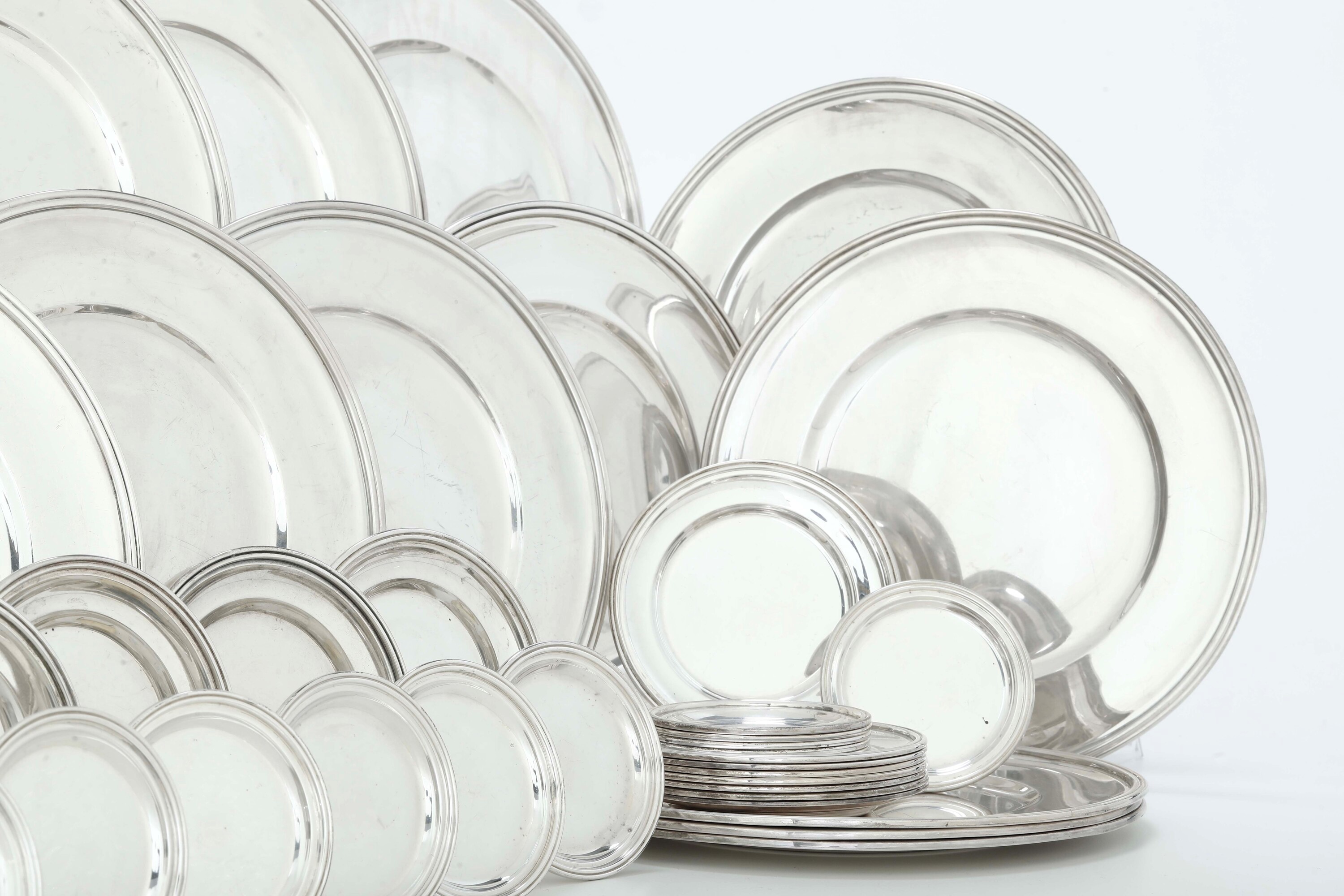 Set Composto da Dodici Piatti, 12 Piattini da Pane e 12 Sottobicchieri. Argenteria Italiana del X...