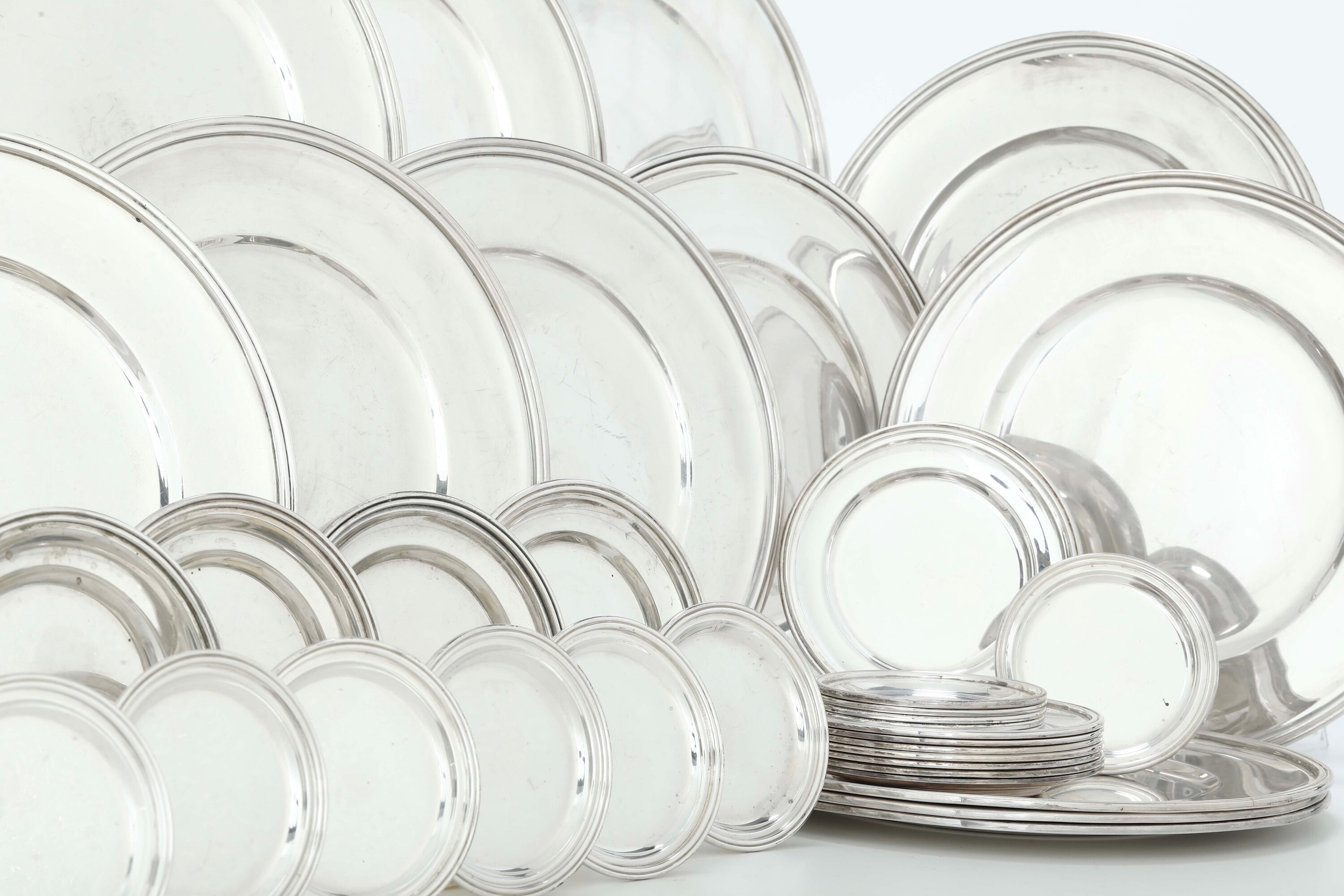 Set Composto da Dodici Piatti, 12 Piattini da Pane e 12 Sottobicchieri. Argenteria Italiana del X...