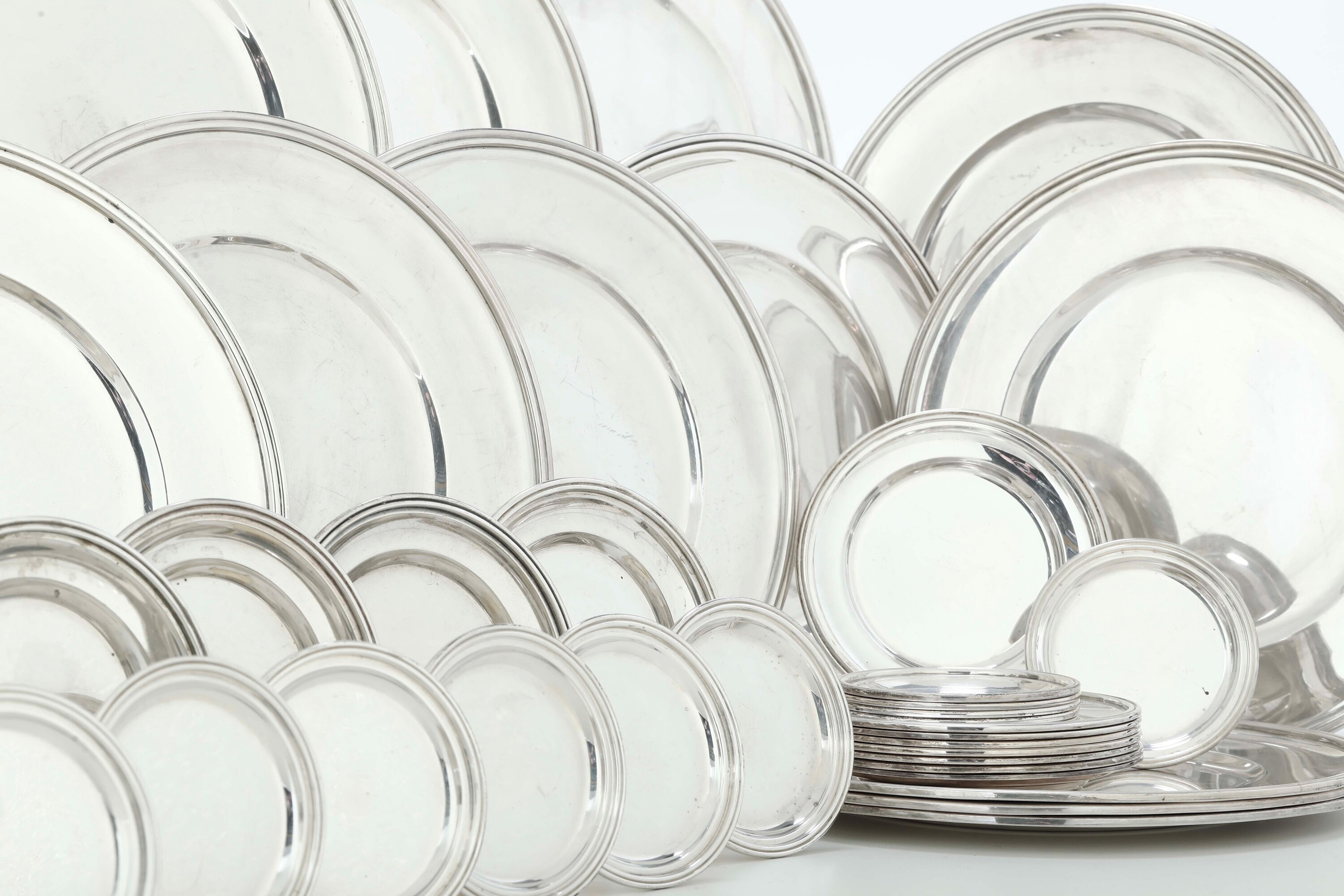Set Composto da Dodici Piatti, 12 Piattini da Pane e 12 Sottobicchieri. Argenteria Italiana del X...