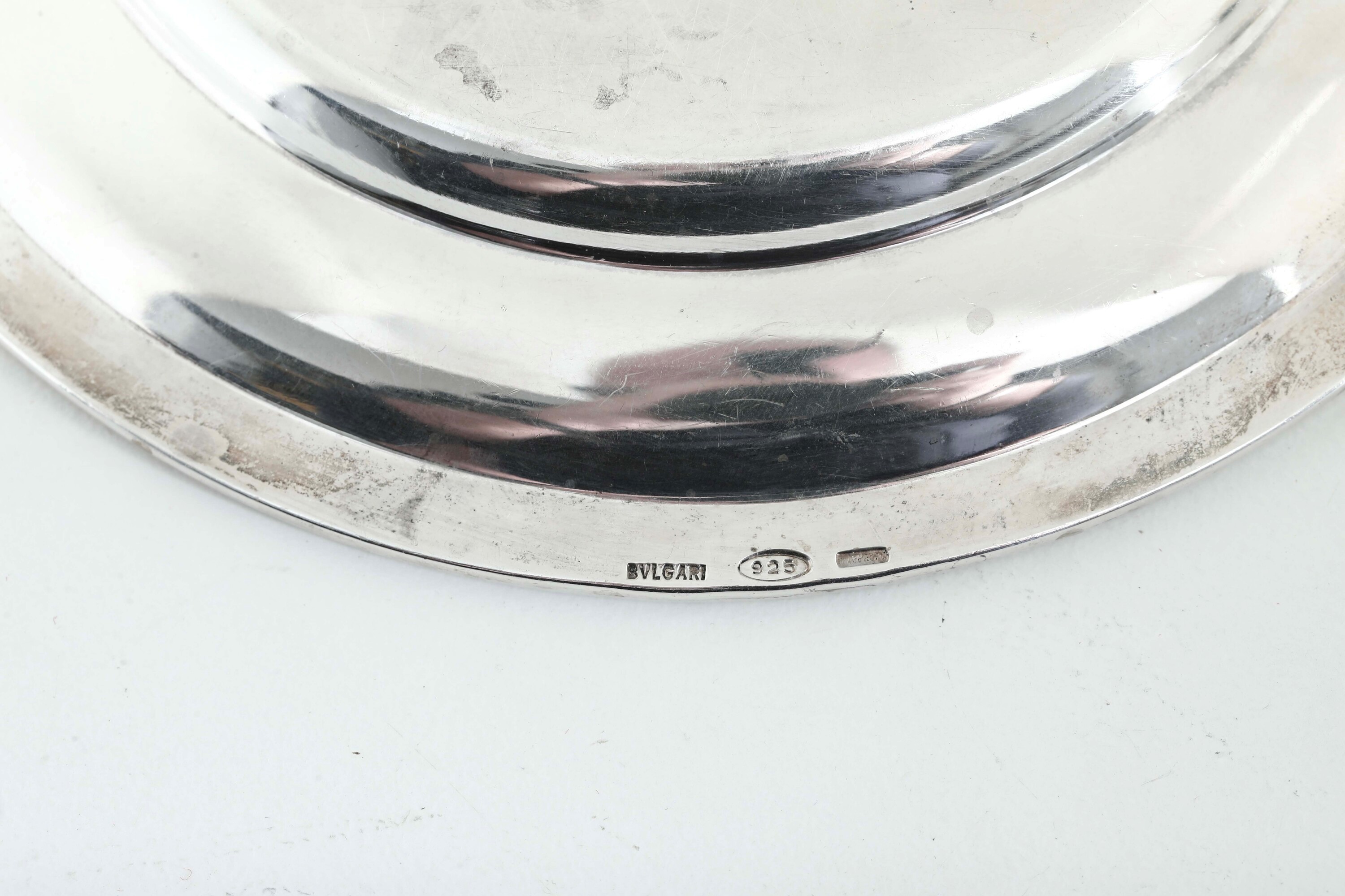 Set Composto da Dodici Piatti, 12 Piattini da Pane e 12 Sottobicchieri. Argenteria Italiana del X...