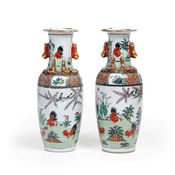 Coppia di vasi in porcellana policroma raffigurante galli con decori a rilievo , Cina, XX secolo