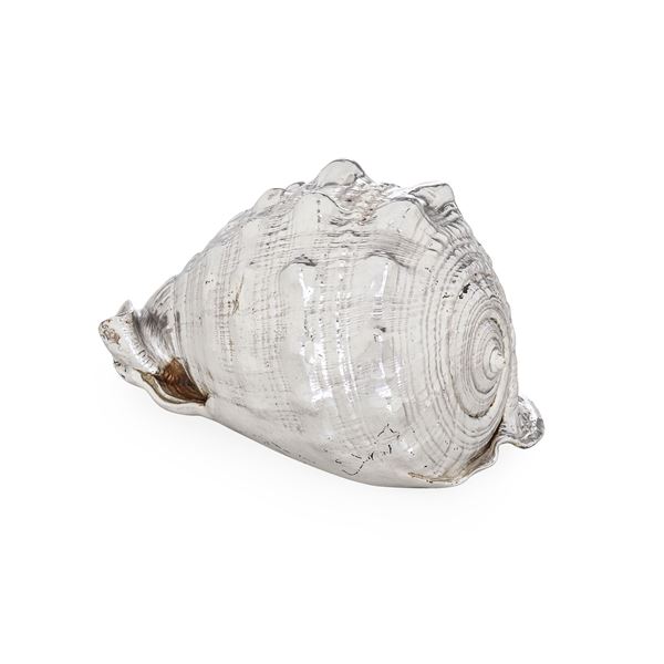 Conchiglia rivestita in argento. Etichetta con firma "M. Buccellati" Italia XX secolo