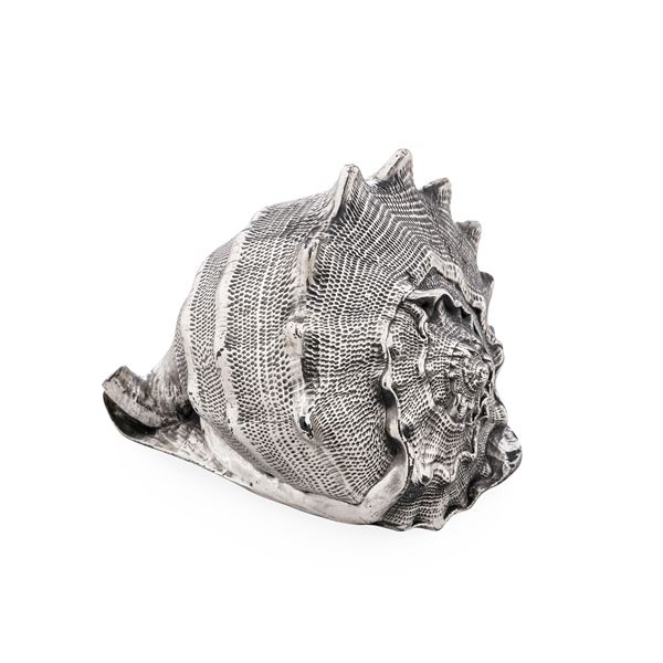 Conchiglia rivestita in argento. Etichetta con firma "M. Buccellati". Italia XX secolo
