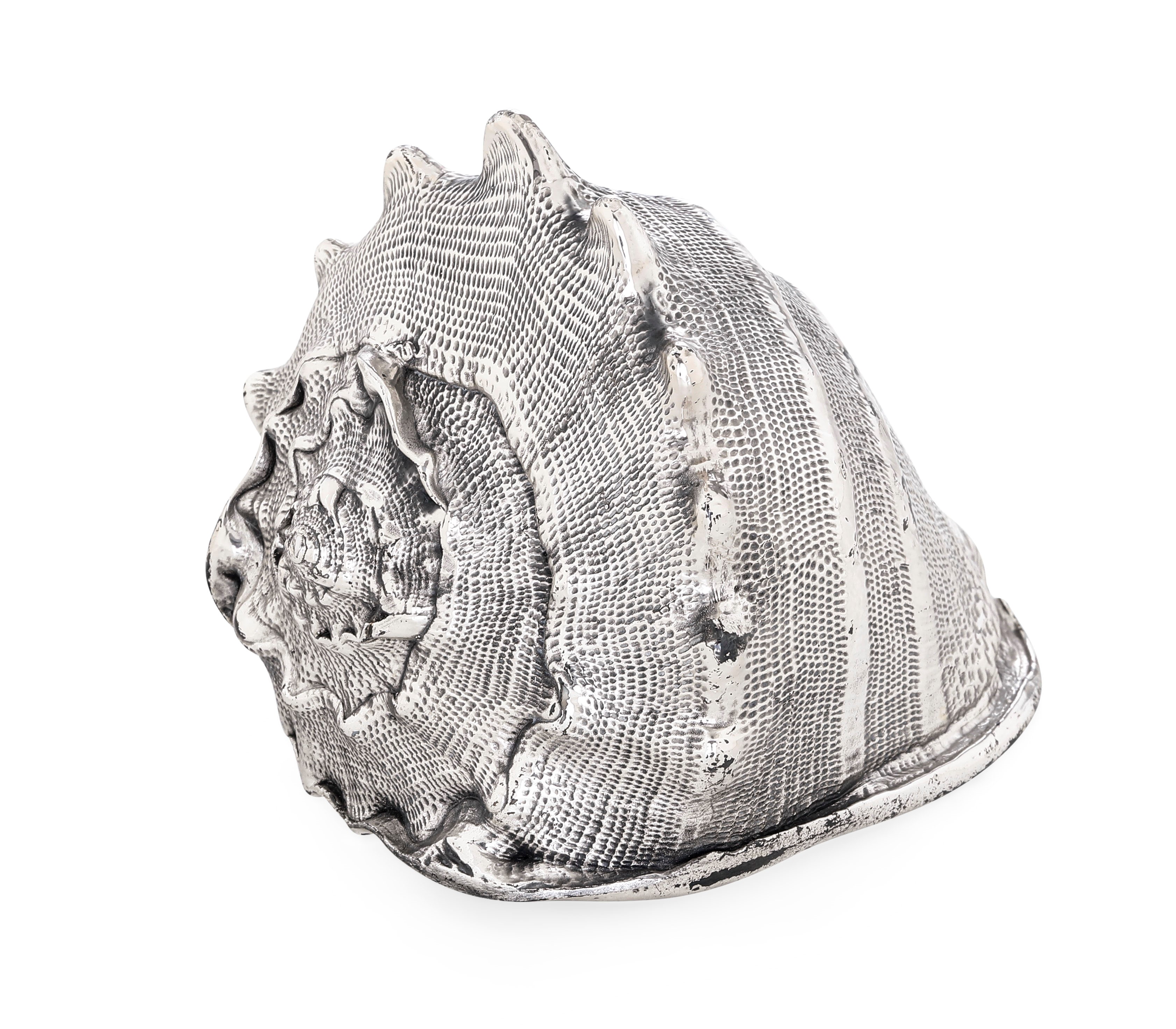 Conchiglia rivestita in argento. Etichetta con firma "M. Buccellati". Italia XX secolo