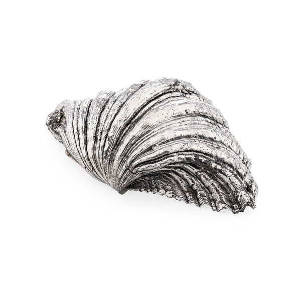 Conchiglia rivestita in argento. Etichetta con firma "M. Buccellati". Italia XX secolo