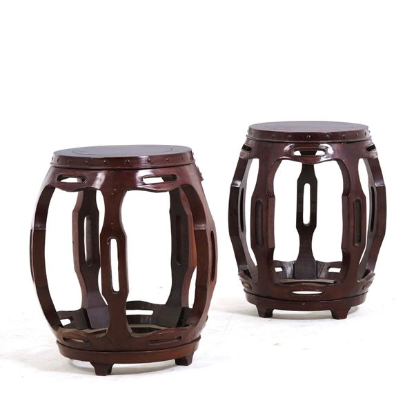 Coppia di sgabelli in legno intagliato. XX secolo