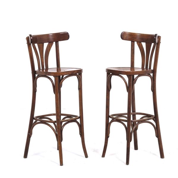 Coppia di sgabelli alti in legno curvato. XX secolo
