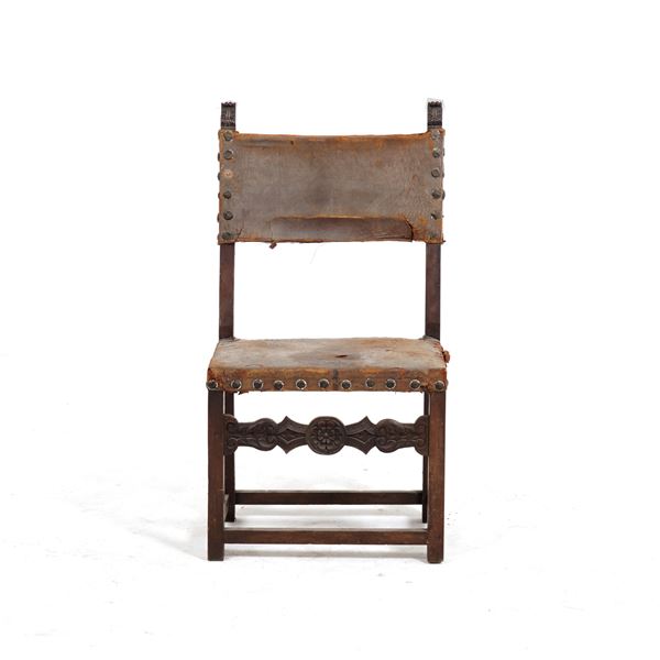 Antico seggiolone in legno intagliato