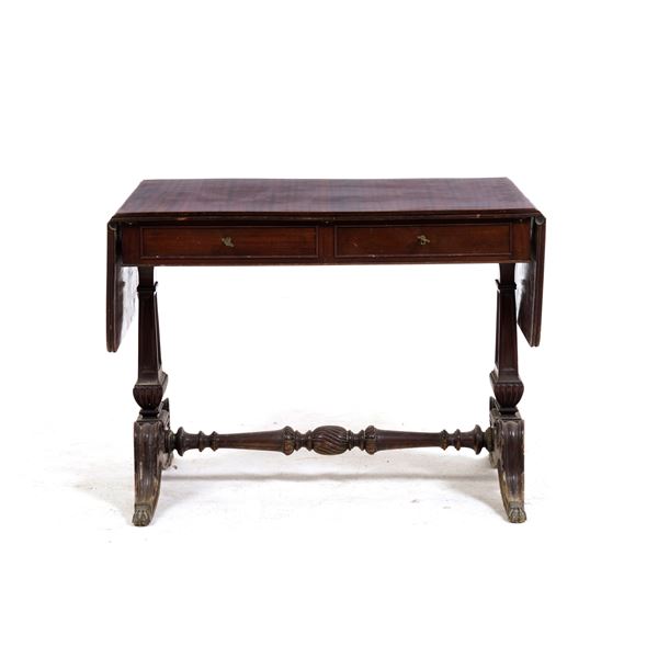 Scrivania con piano ad alette in legno intagliato. XX secolo