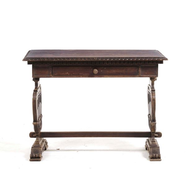 Piccolo scrittoio in legno intagliato, stile rinascimentale